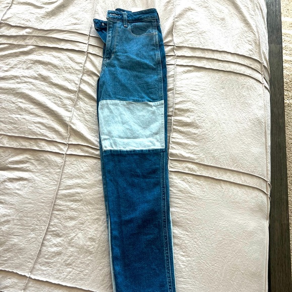 Hollister Ultra High Rise Mom Jean- Patchwork 0L - Picture 2 of 4